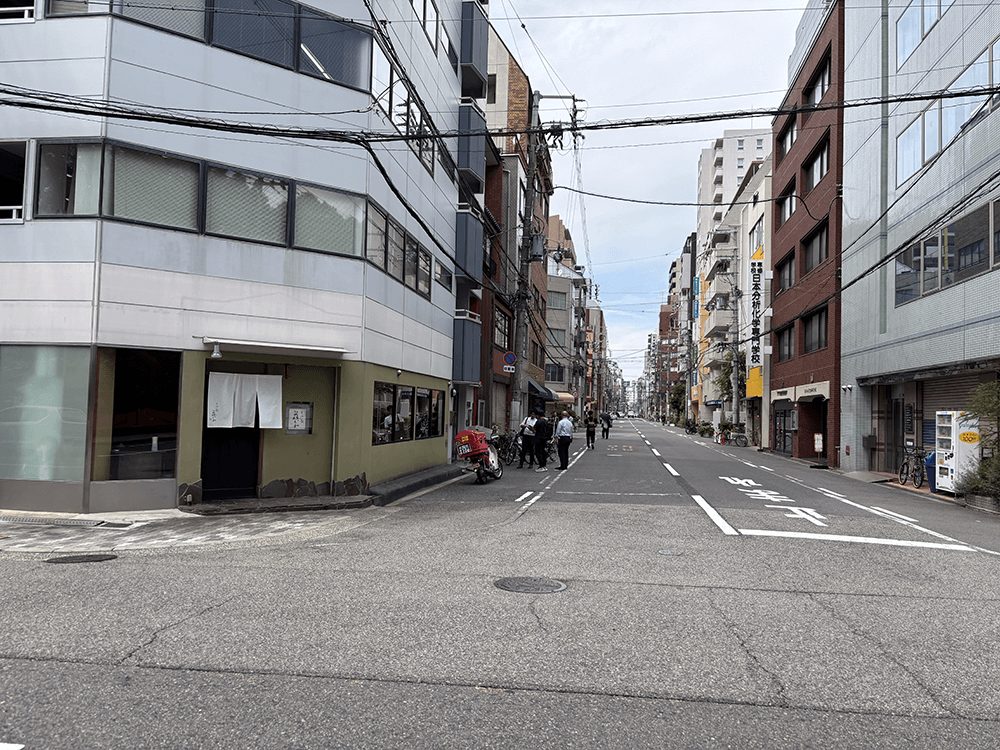 一つ目を右折。<br>「日本料理　藤かわ」が目印です。